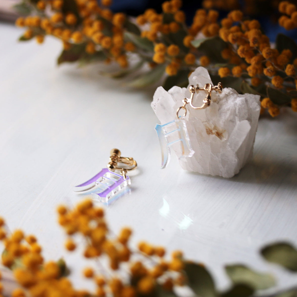 虹色に煌めく「月」のイヤリング・ピアス 商品写真3